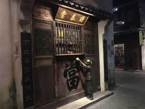 为什么古代当铺的柜台都那么高？
典当开启，我图利，你救急，柜高人低，看不见面容，