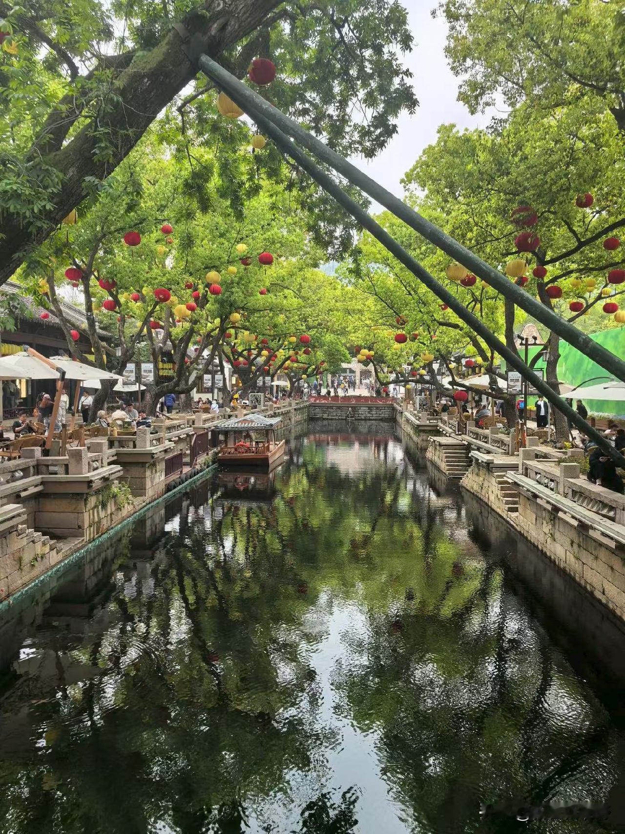 漫步古街，感受江南水乡的宁静与美丽撑伞剧照 遇见真的是缘分吗 水乡泛舟照 国风撑