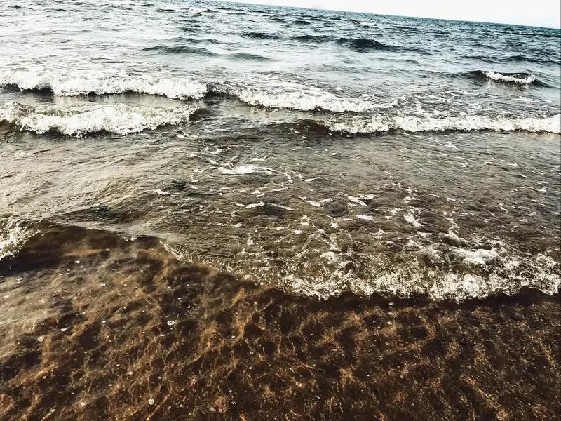 出上：青山不语藏千景，
对下：碧海欢歌蕴万礁。