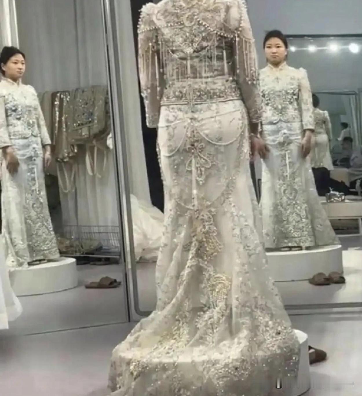 试完衣服后，笑容渐渐没有了！