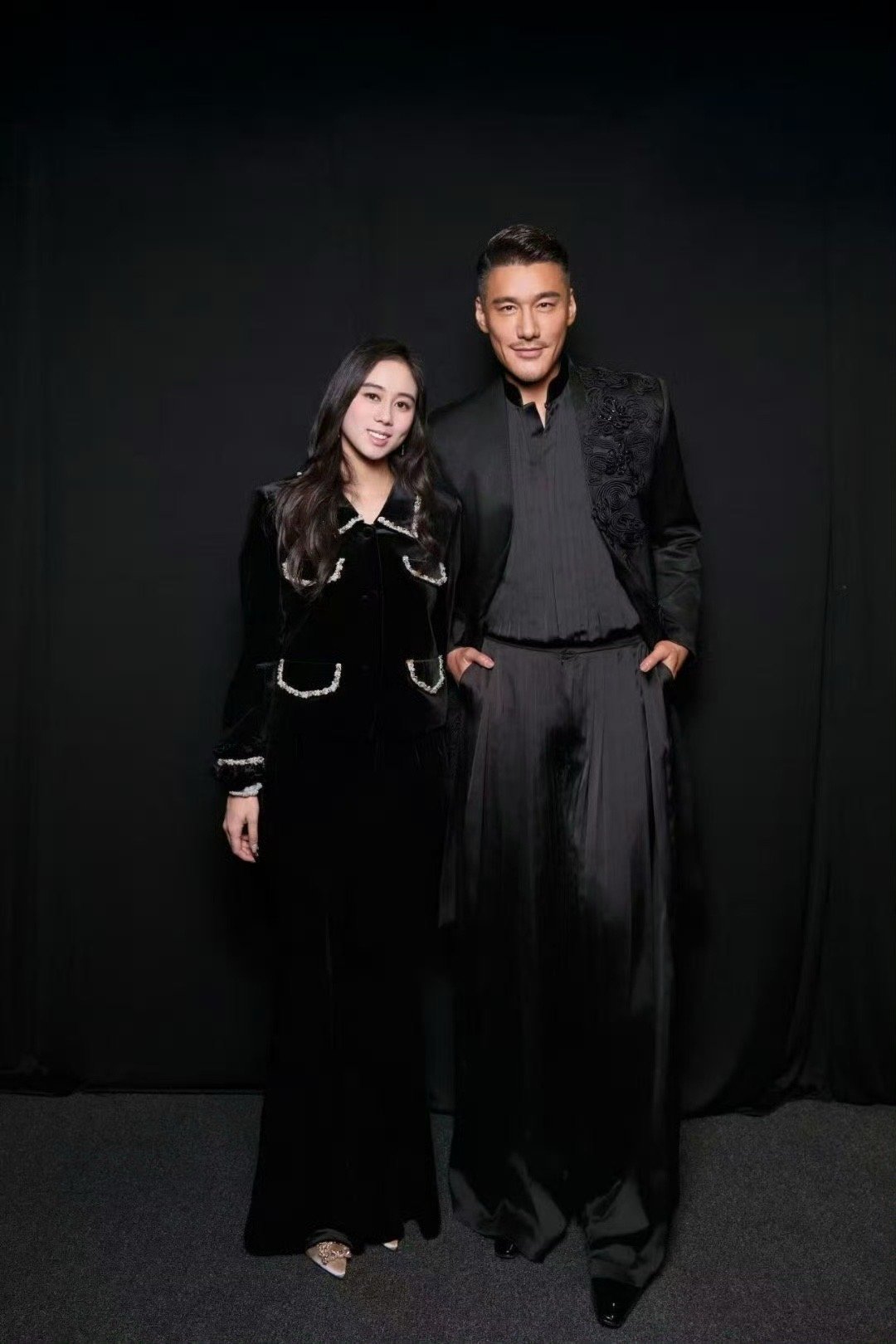 胡兵和赌王女儿们同框 胡兵又解锁新的同框照！这次在阿布扎比与赌王最小女儿何超欣同