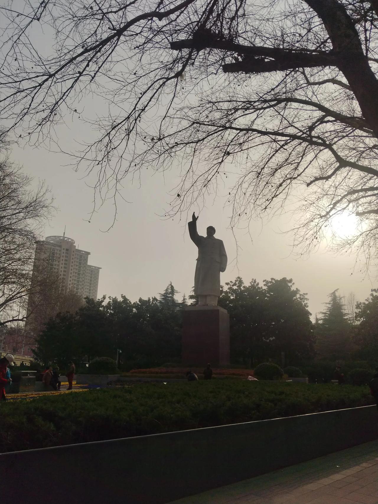 一个人老了以后最害怕的是什么孤独不可怕，最可怕的是没钱，没有积蓄，任何时候，经济