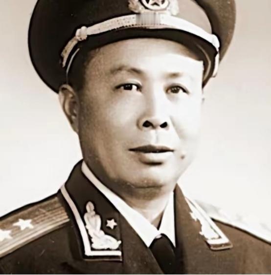1955年，一条“无军职不授衔”的铁令，让在家养病的肖新槐自觉与将星无缘，但他忘