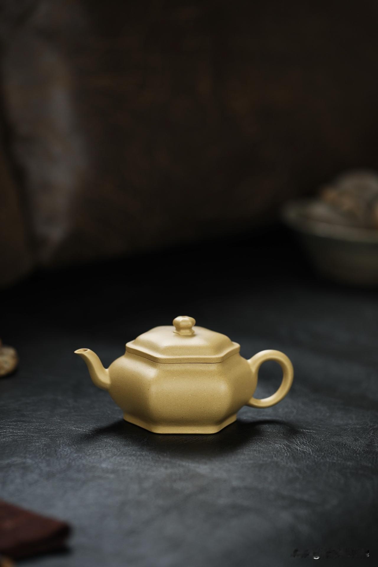 六方宣炉丨全手工丨小高货
容量150cc丨大水谭本绿
六方造型中点、线、面巧妙融