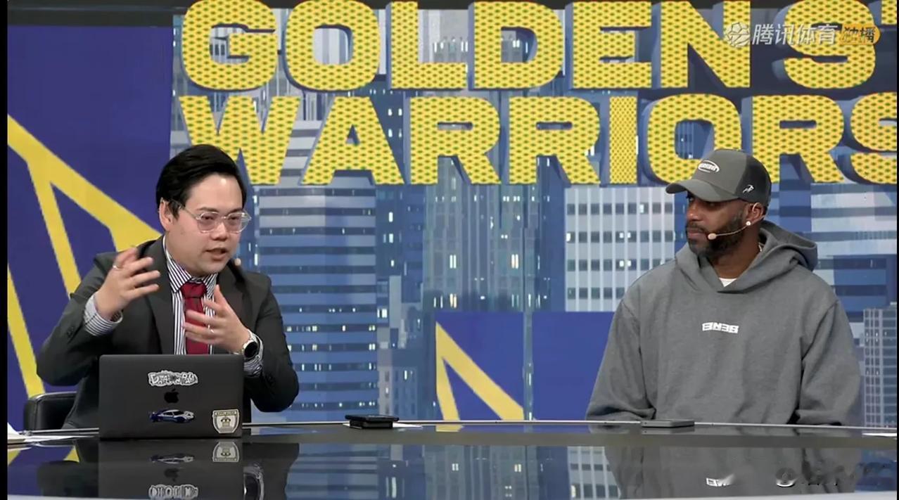 又见麦迪。
火箭与勇士的晋级大战，麦迪亮相腾讯演播室，一晃眼麦迪离开赛场已经很多