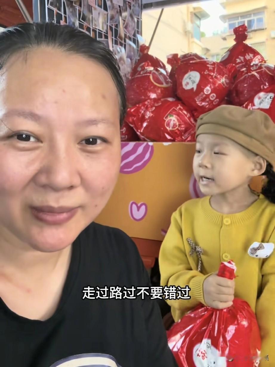 重医学霸妈妈街头卖柚救女：有些苦难里，藏着最狠的温柔
 
重庆这位重医学霸妈妈太