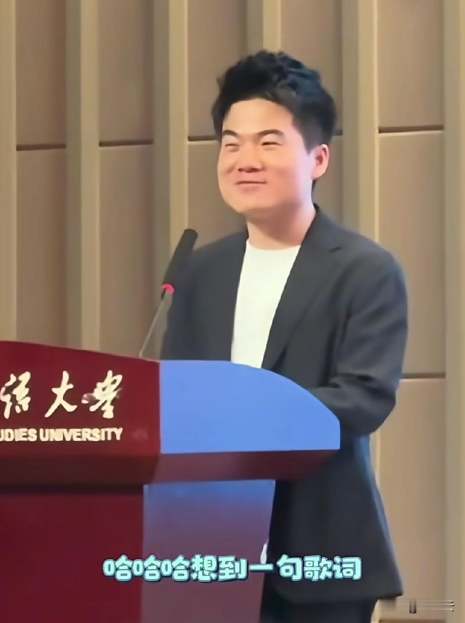 董宇辉在西安外国语大学演讲依旧精彩，现场热烈，笑声连连。更有学生给他轮番暴击，“