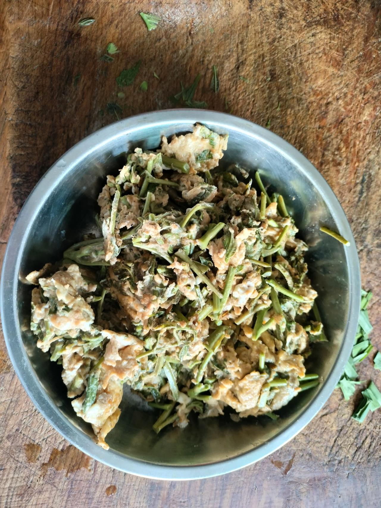 抱着好奇心尝试了一下香椿炒鸡蛋，没有想象中的那么好吃。对于南方人来说，或许还是韭