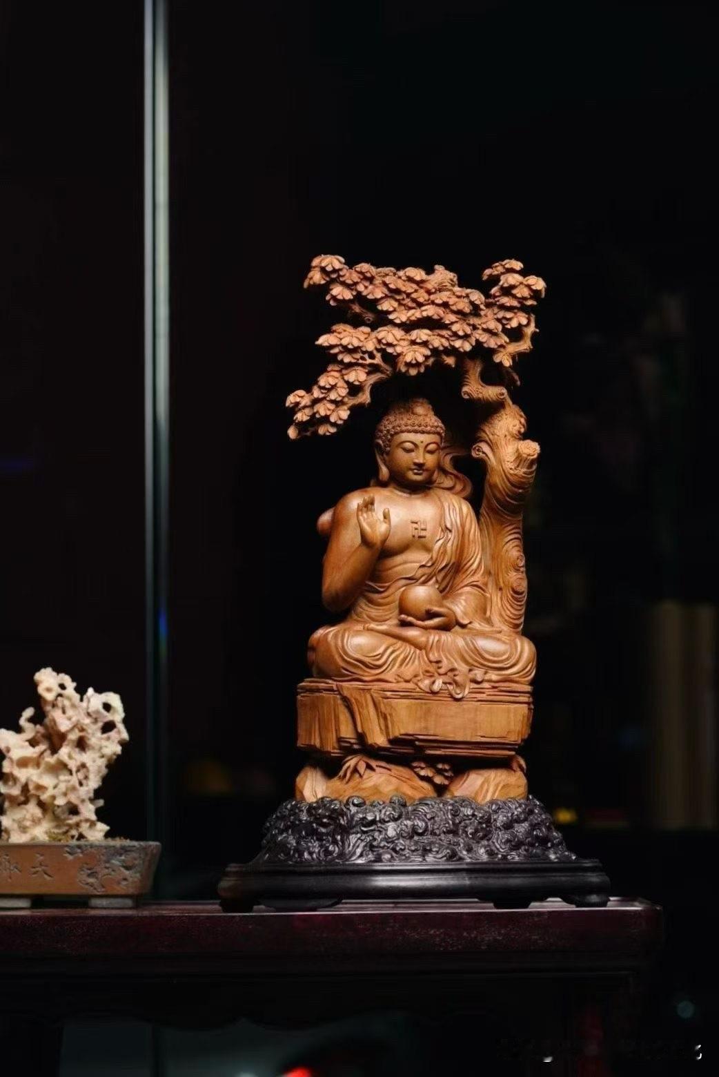 菩提树下，佛陀静坐，树影层叠之间，仿佛时间也慢了下来。

老山檀香温润沉静，细腻