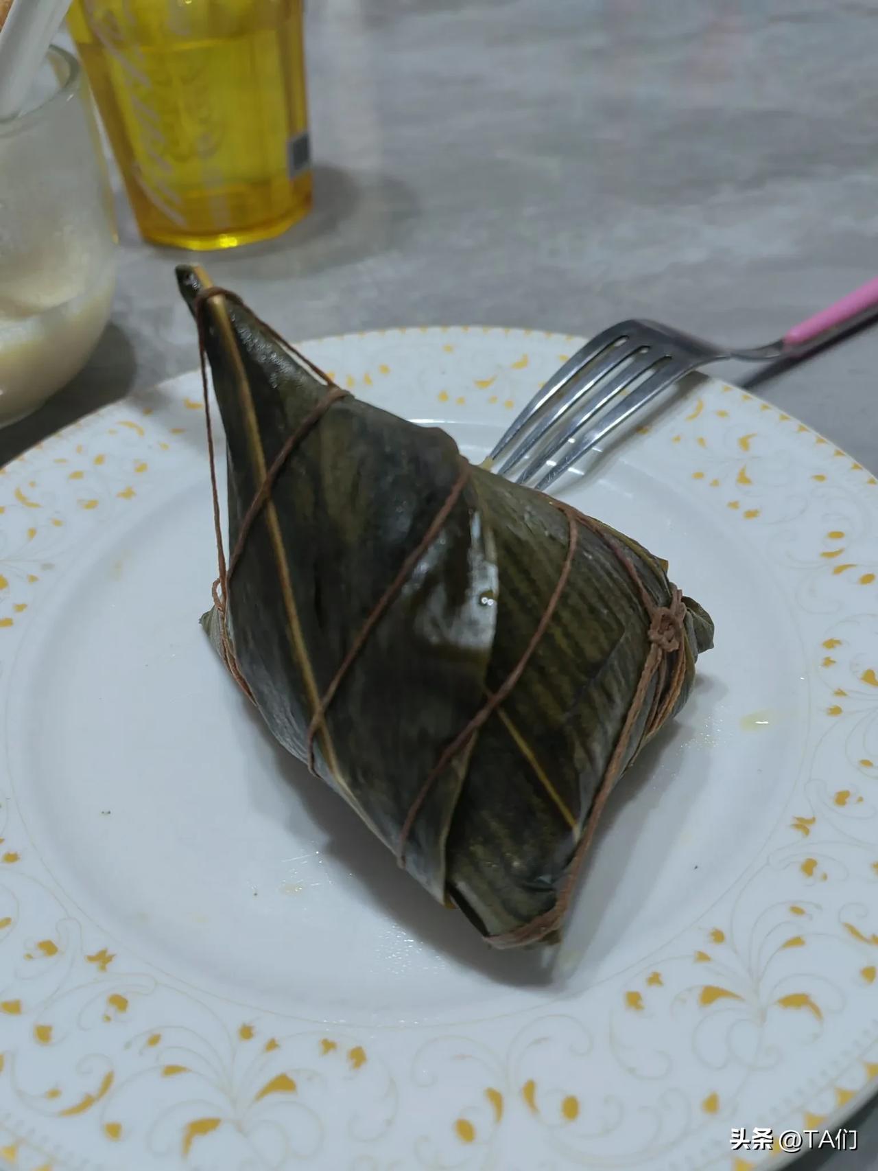 端午节，你们都吃什么馅儿的粽子呢？我是北方人，吃的是蛋黄肉粽，你们在哪里？吃什么