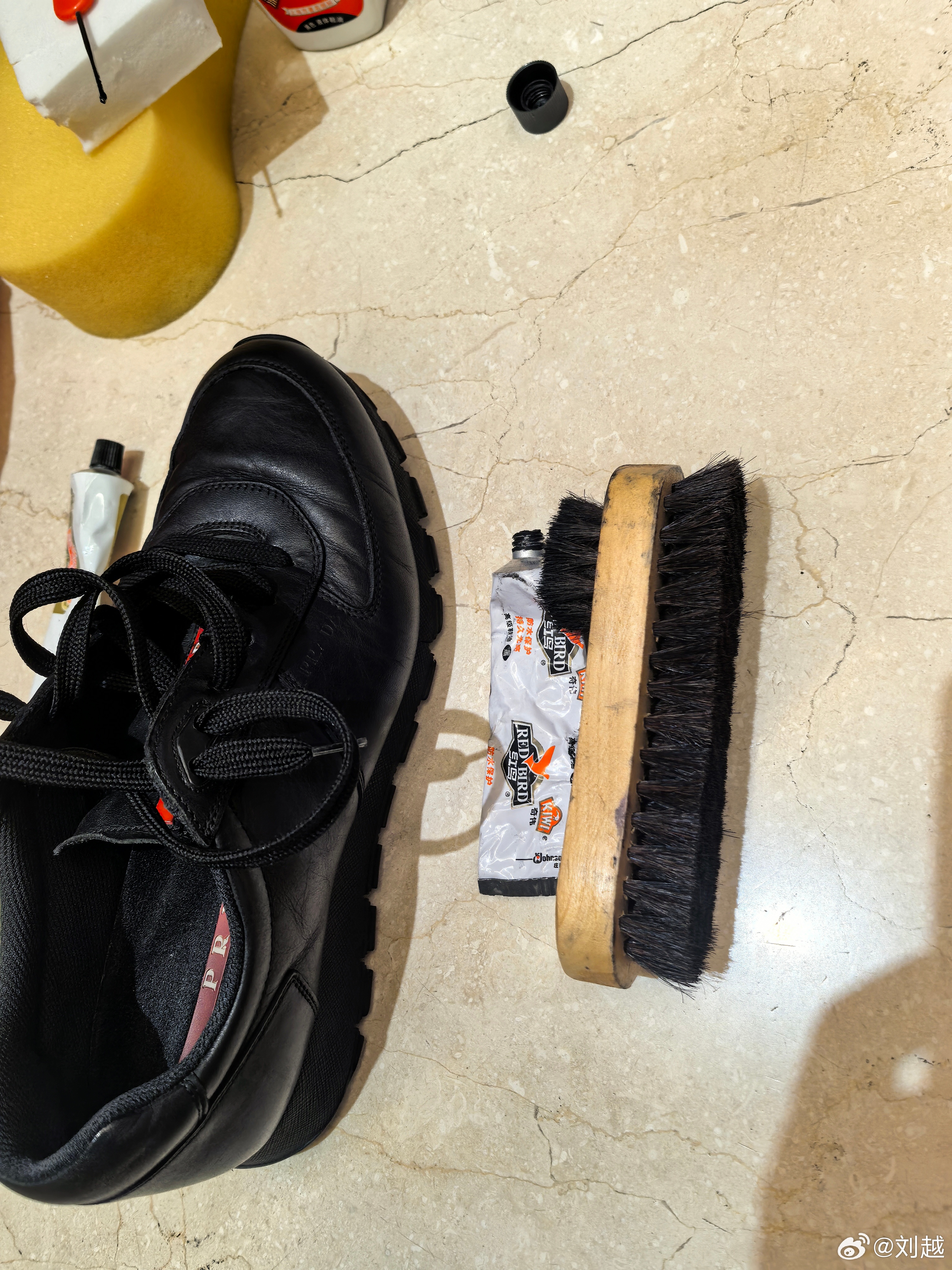 早期球员养成的好习惯，会打鞋油，擦亮，保养皮鞋和皮足球鞋都很拿手，小时候去梧州冬