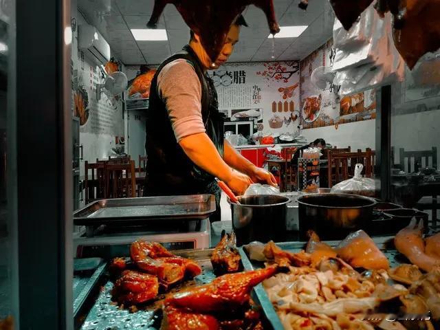在六、七线的县城创业开个小店以维持生计，有不少只需1万左右投资的选择。
例如开个