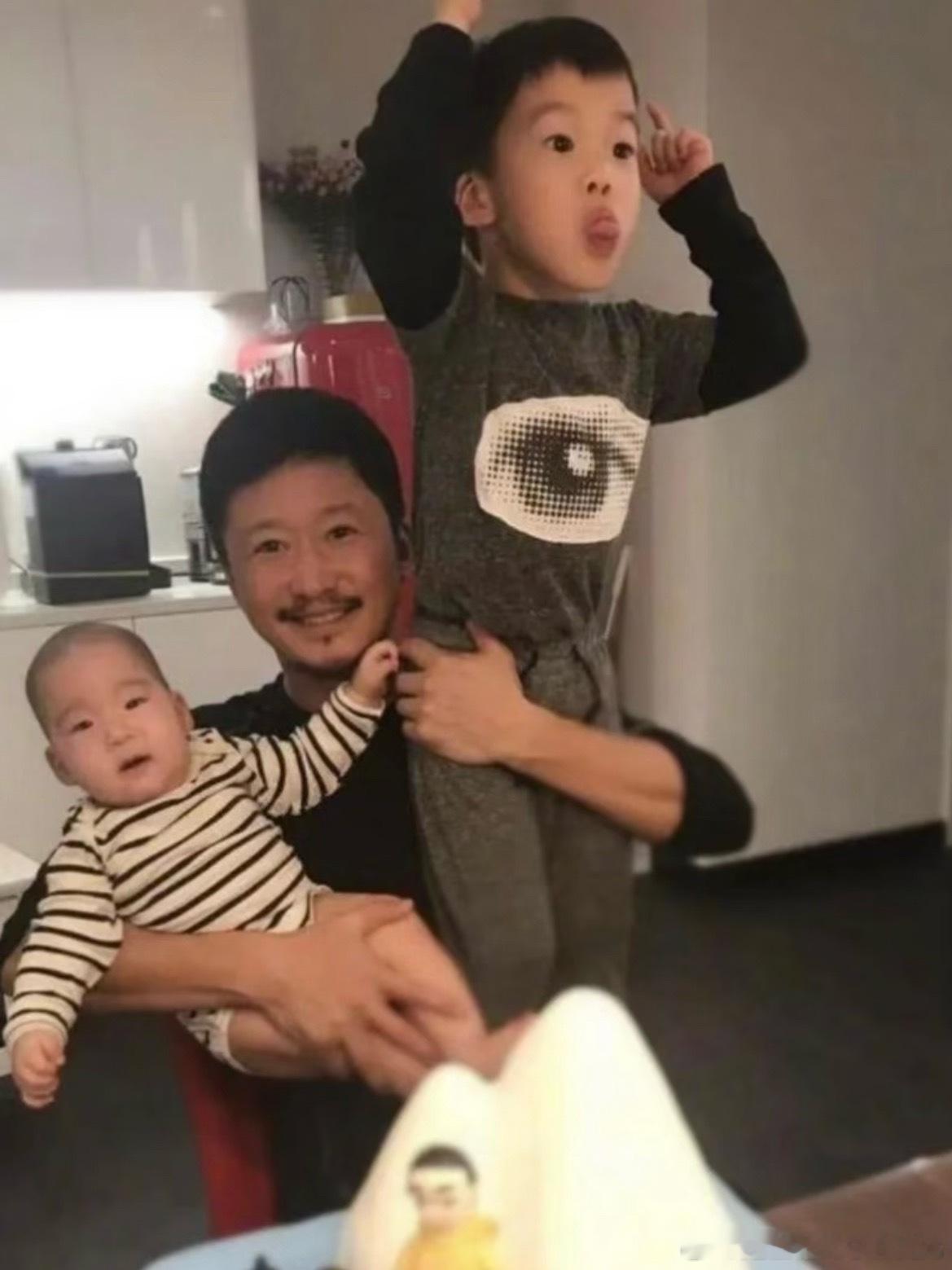 吴京老婆谢楠曾经发博过自己大儿子的肌肉💪🏻五年级就已经开始锻炼肌肉并成型了，