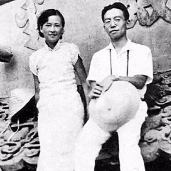 1953年，吴晗执意要拆除北京古建筑，梁思成苦苦劝阻无果，情急之下竟瘫坐在地嚎啕