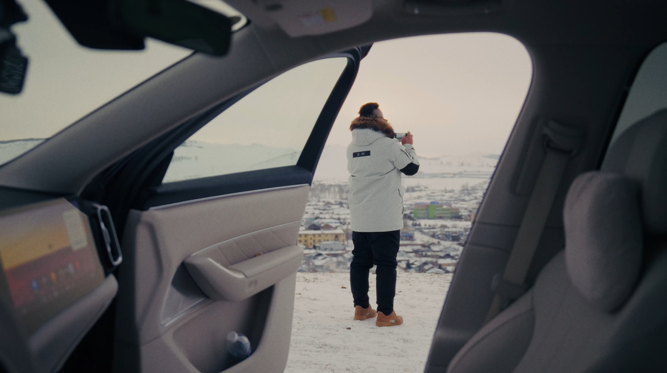 零下三十度一望无际的雪原，问界M8纯电版的车内，始终保持着安静温暖，全景天幕把无