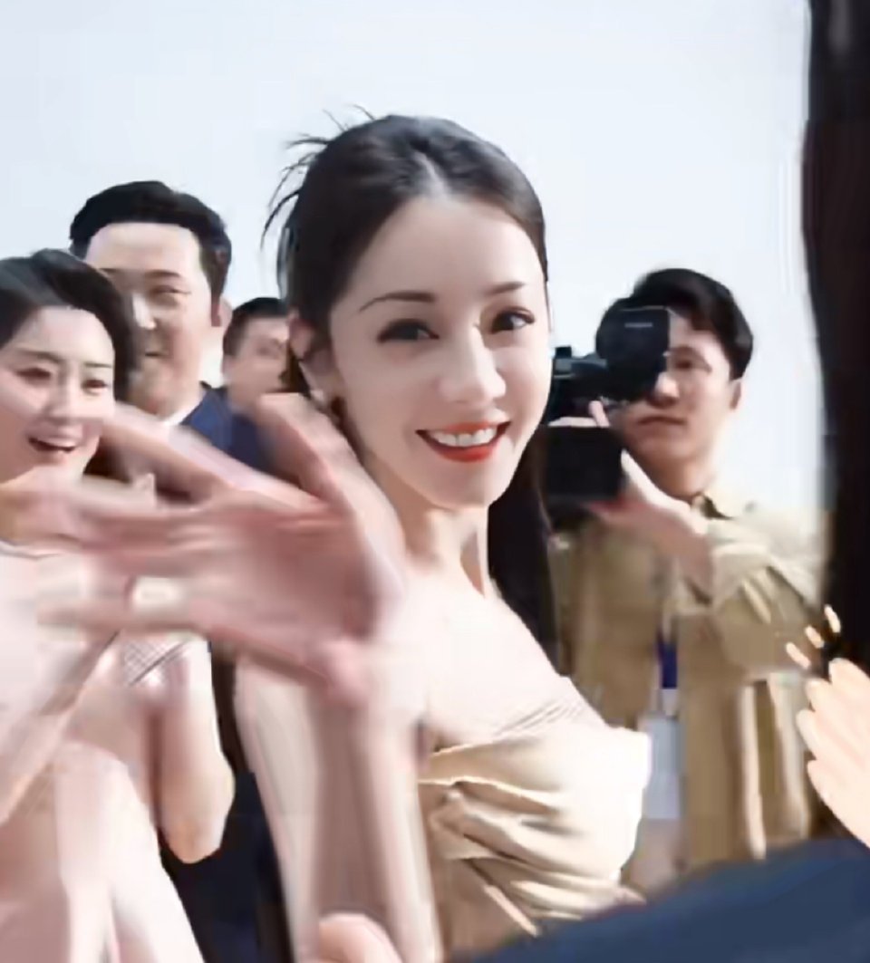 明媚 温柔的女艺术家