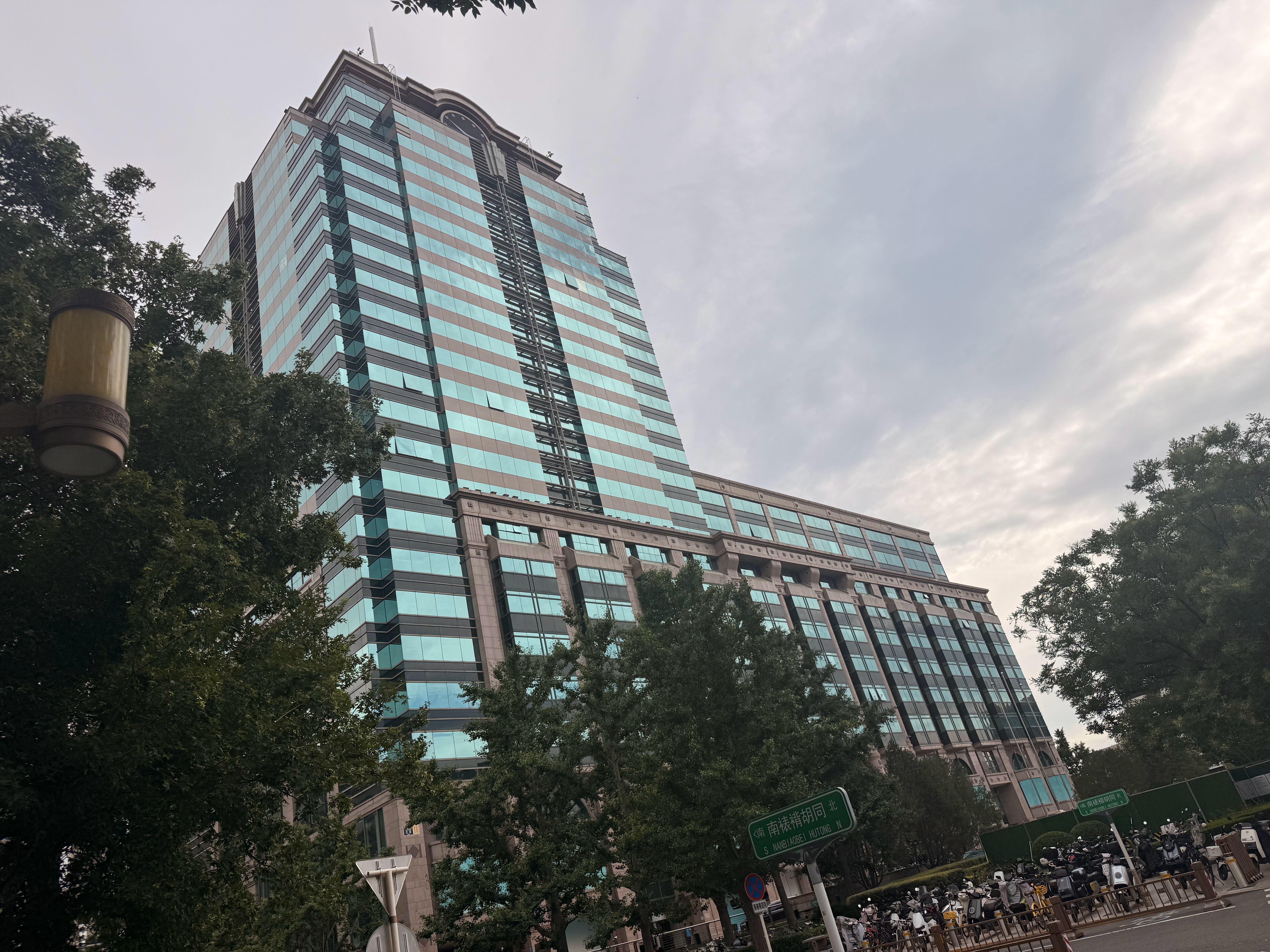 东城区建国门。今天的云怎么这样？ 北京·建国门