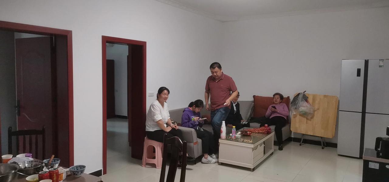 十月四日趁着国庆假期，儿子开车送我与妹妹到永川城区去看望幺姨妈和姨夫，顺便恭贺他