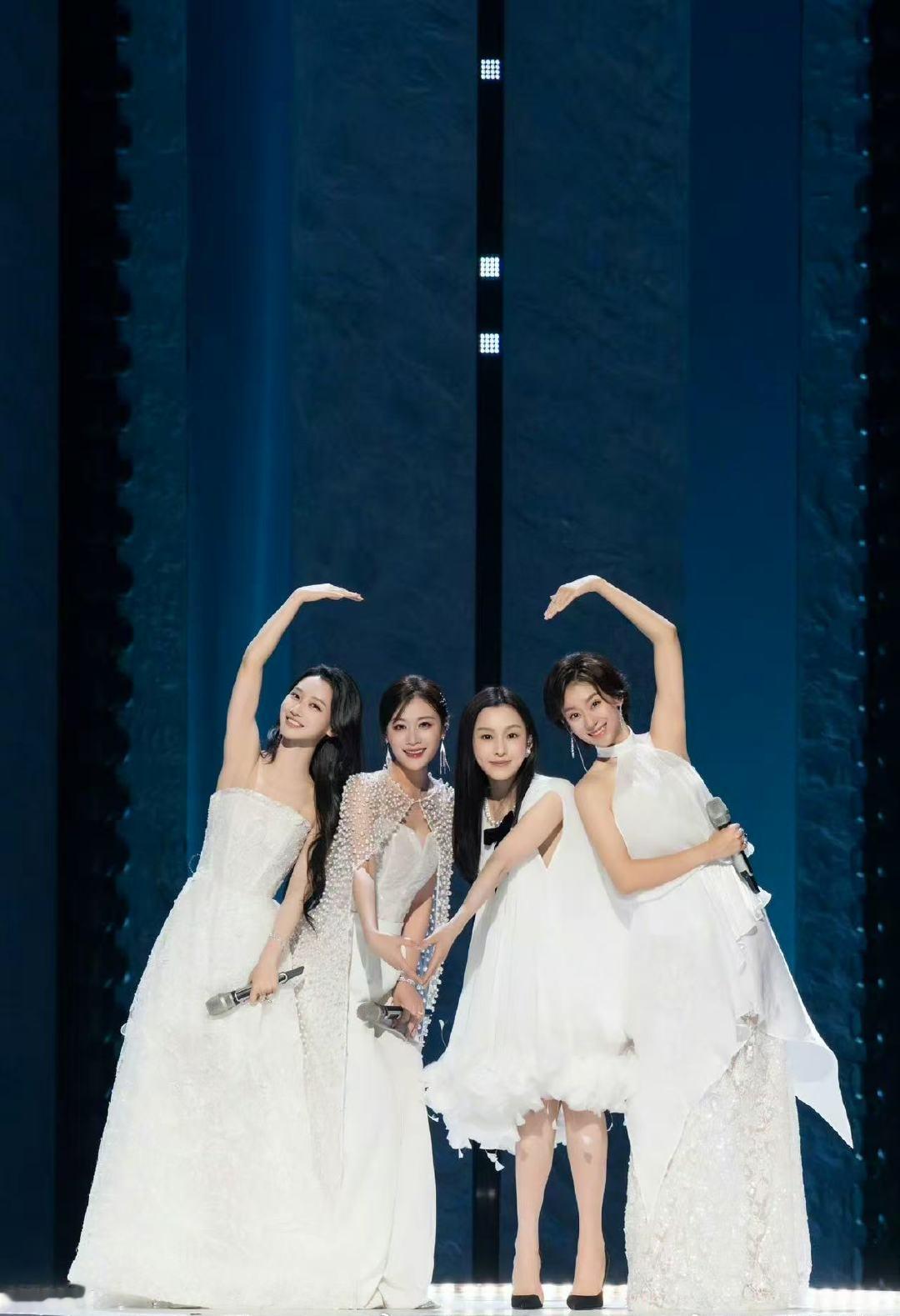 范玮琪真吃上酱板鸭了乘风2026训练间隙的快乐是酱板鸭给的，范玮琪吃得也太香了