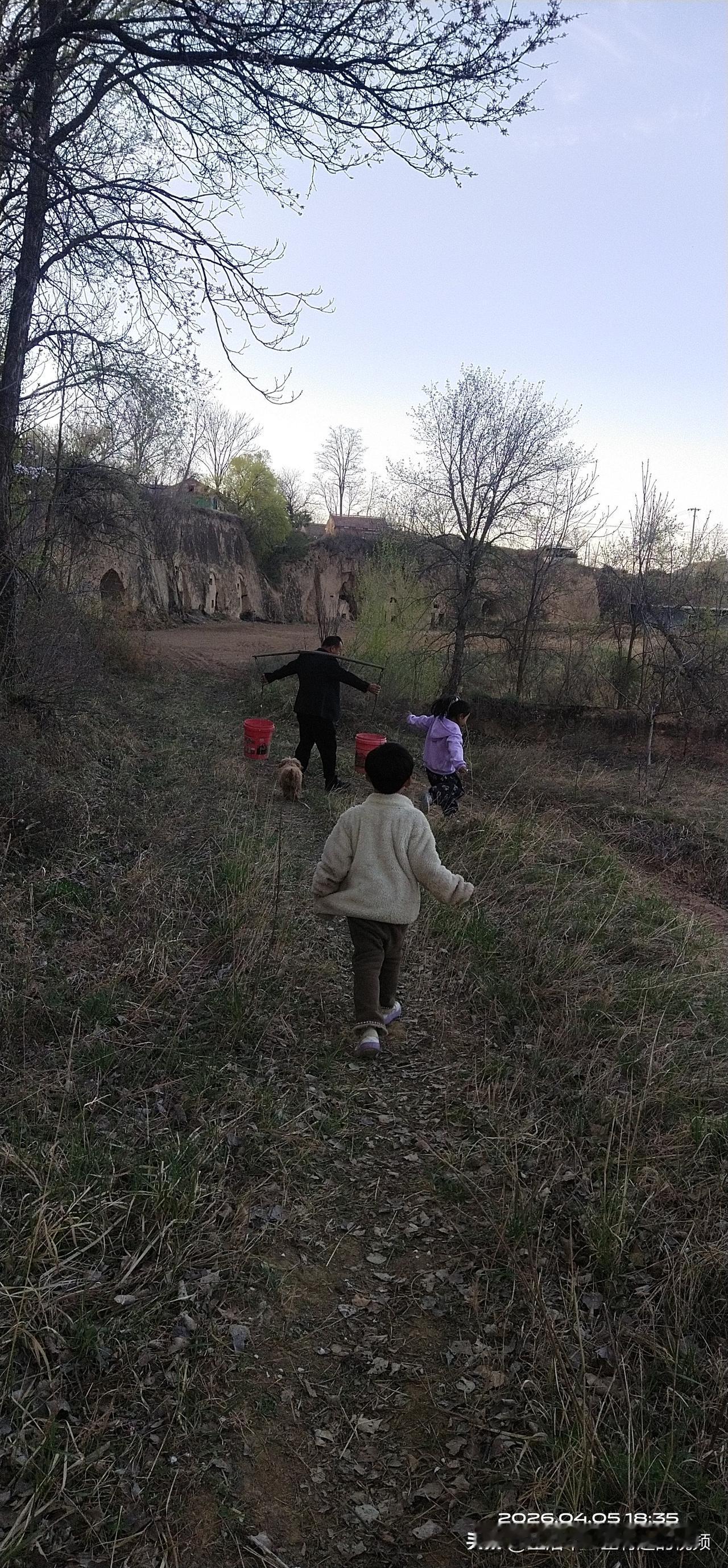 小时候这样挑过水的人，应该都奔四了吧！
想想也有20年没挑过了，再次挑在肩上还真