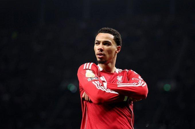 如何评价你的利物浦队友维尔茨？埃基蒂克：在这支球队里，他是我最喜欢搭档的球员。我