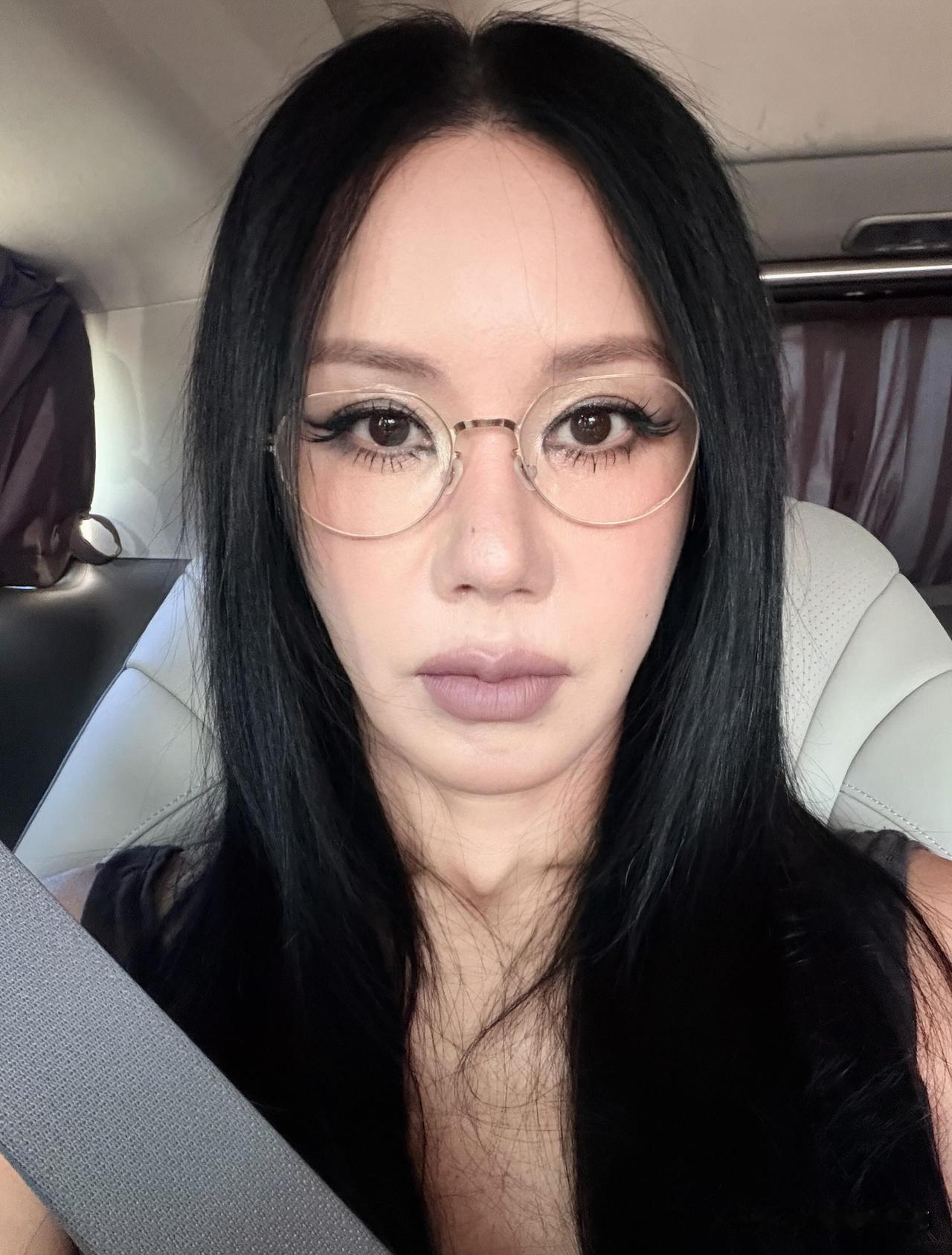 13日，演员严正花在Instagram上发布了多张照片。照片中，严正花直面镜头，