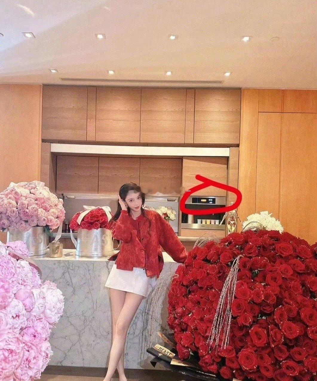 黄晓明真的很专一，不管和哪个女的在一起都是送一屋子玫瑰。他是不是觉得这才是霸道总