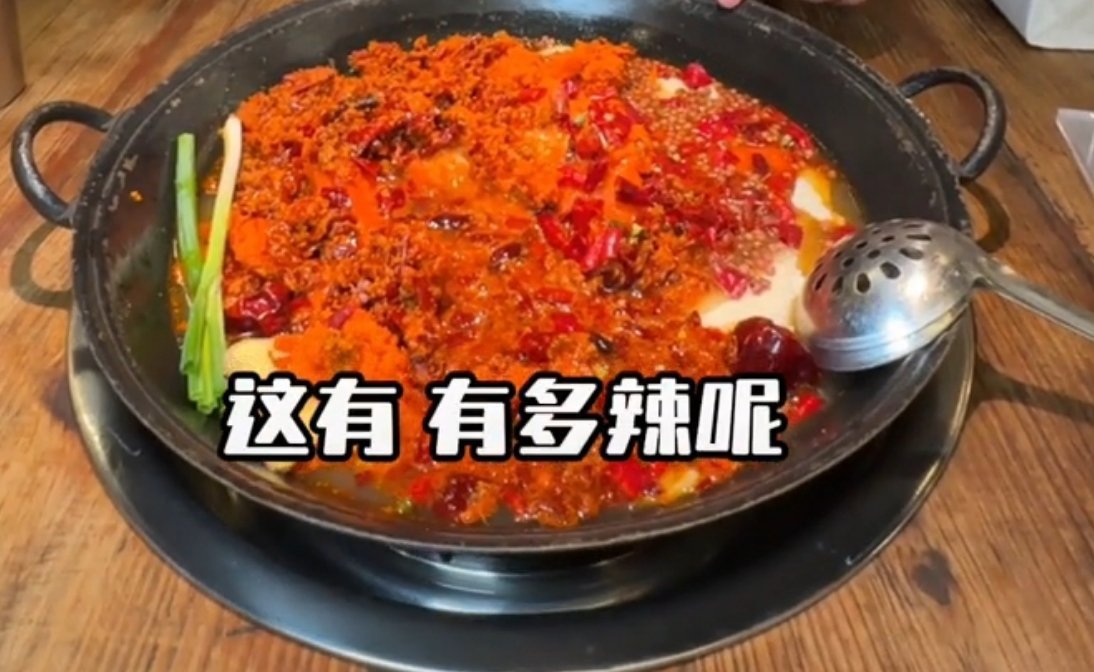 老外被成都的微辣刷新认知老外体验成都特色微辣火锅，本地人习以为常，对老外来说却是