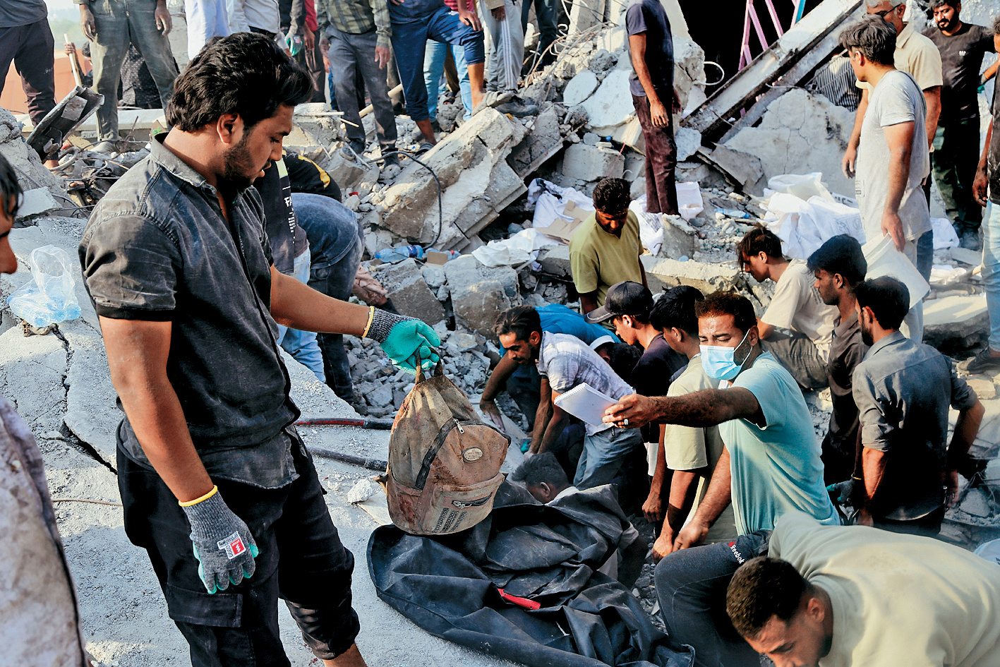 🔹家人们，谁懂啊，伊朗都被打成这个样子了，怎么导弹没有盯着以色列的医院、居民区