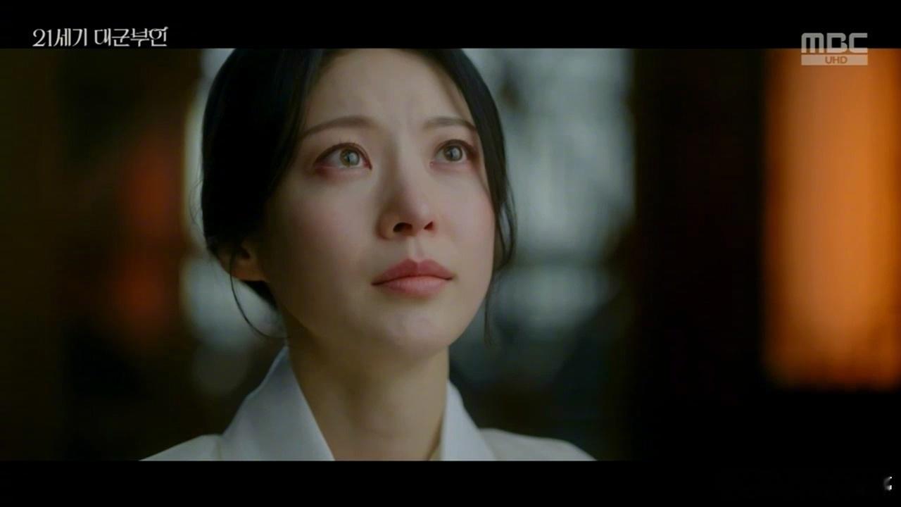 【IU 边佑锡《21世纪大君夫人》第11集——嫂嫂一身素服，给小叔子跪下了，承认