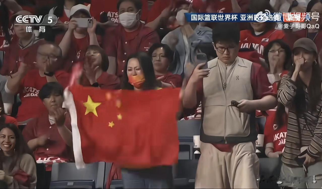 她是谁？昨晚日本主场最艳丽的一姐！
在即将赢得逆转胜利之际，在裁判判罚三罚一掷的