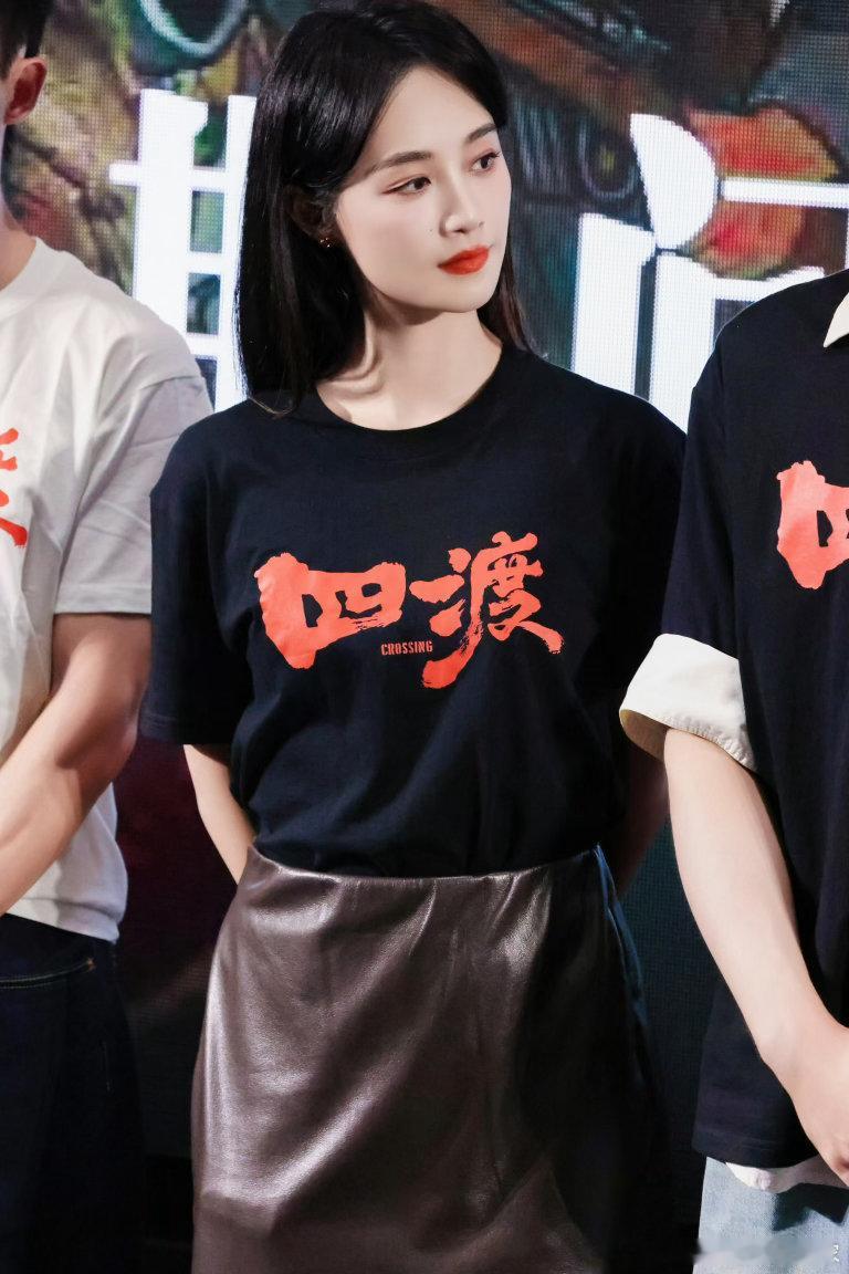 蓝盈莹左右为男蓝盈莹新片左右为男 观众席实拍氛围感拉满，蓝盈莹坐在双男主中间，左