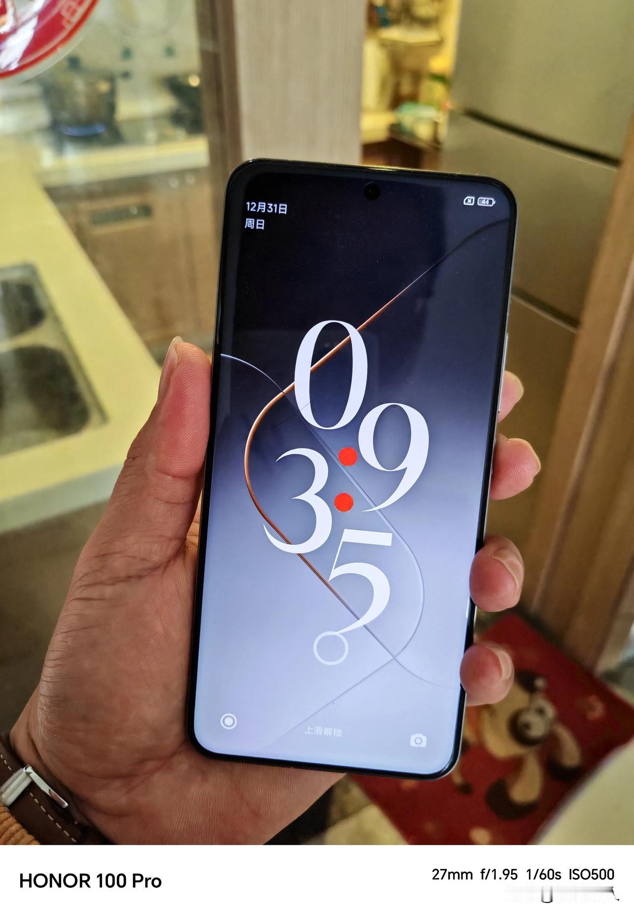 微曲确实能兼顾质感和实用性，但是小米14 Pro曲面屏配直角边框设计层面有割裂，