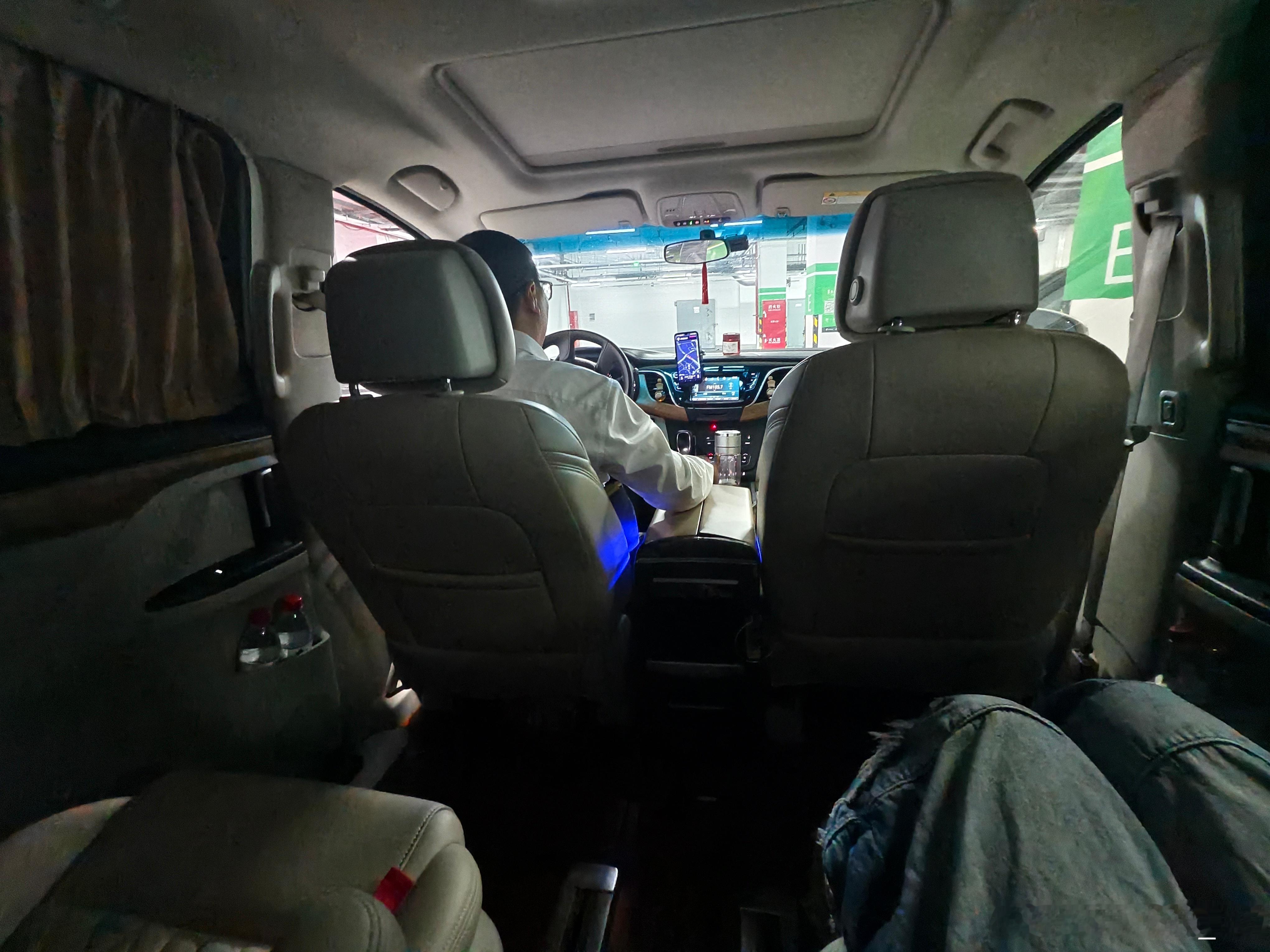刚到上海，智界V9品牌方直接专车接站一人独享整车，车内空间宽阔又安静整体体验特别