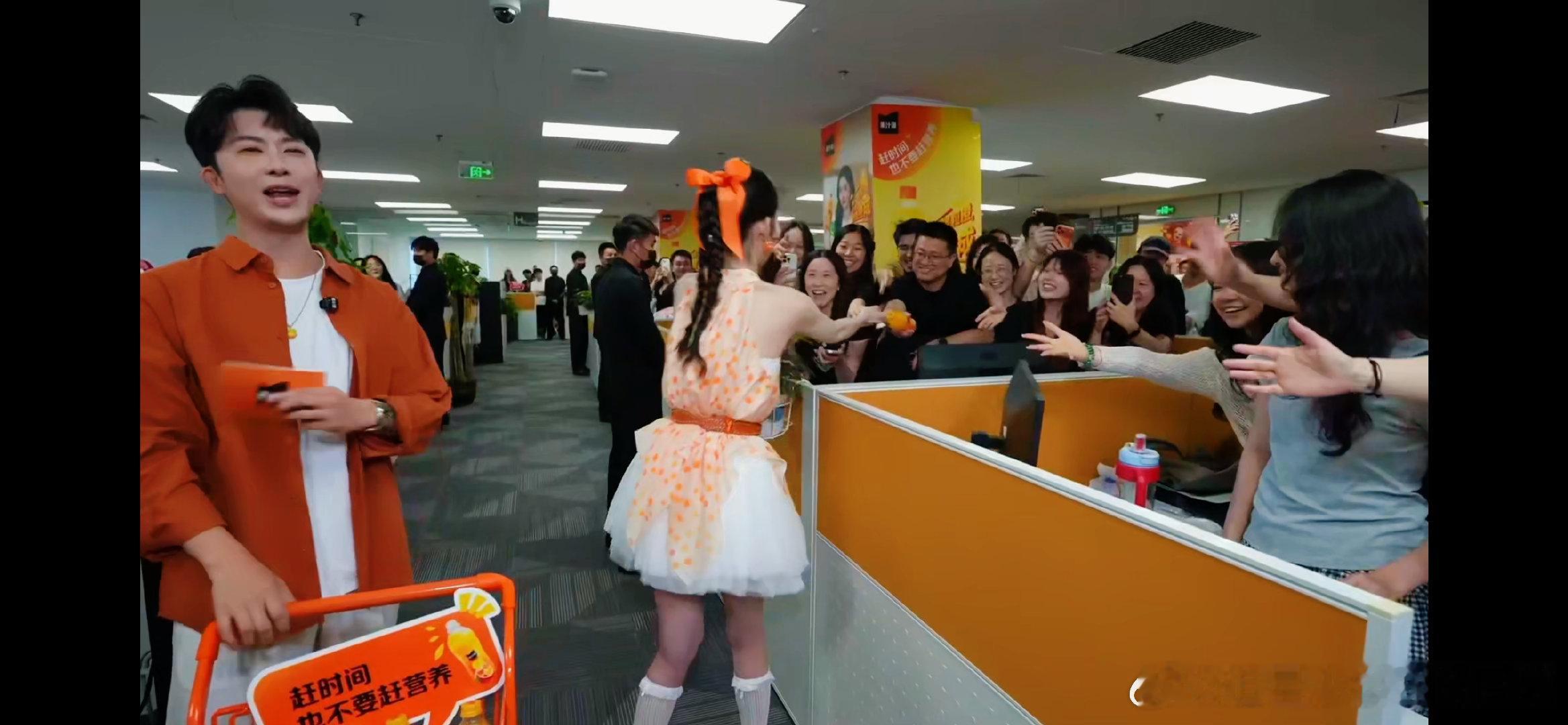 赶着吃饭的路上被王玉雯加橙了可盐可甜王玉雯！王玉雯线下扫楼沉浸式宠粉太走心了，粤