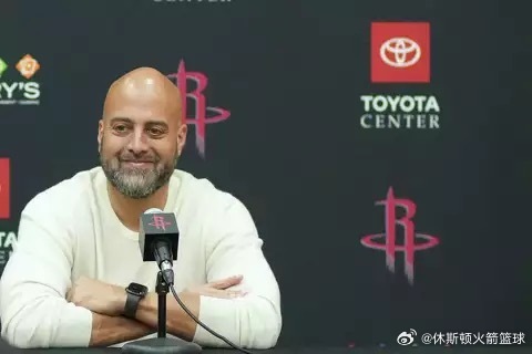 据雅虎记者Kelly Iko报道，火箭愿意用选秀权来换取“合适的升级”。在交易截