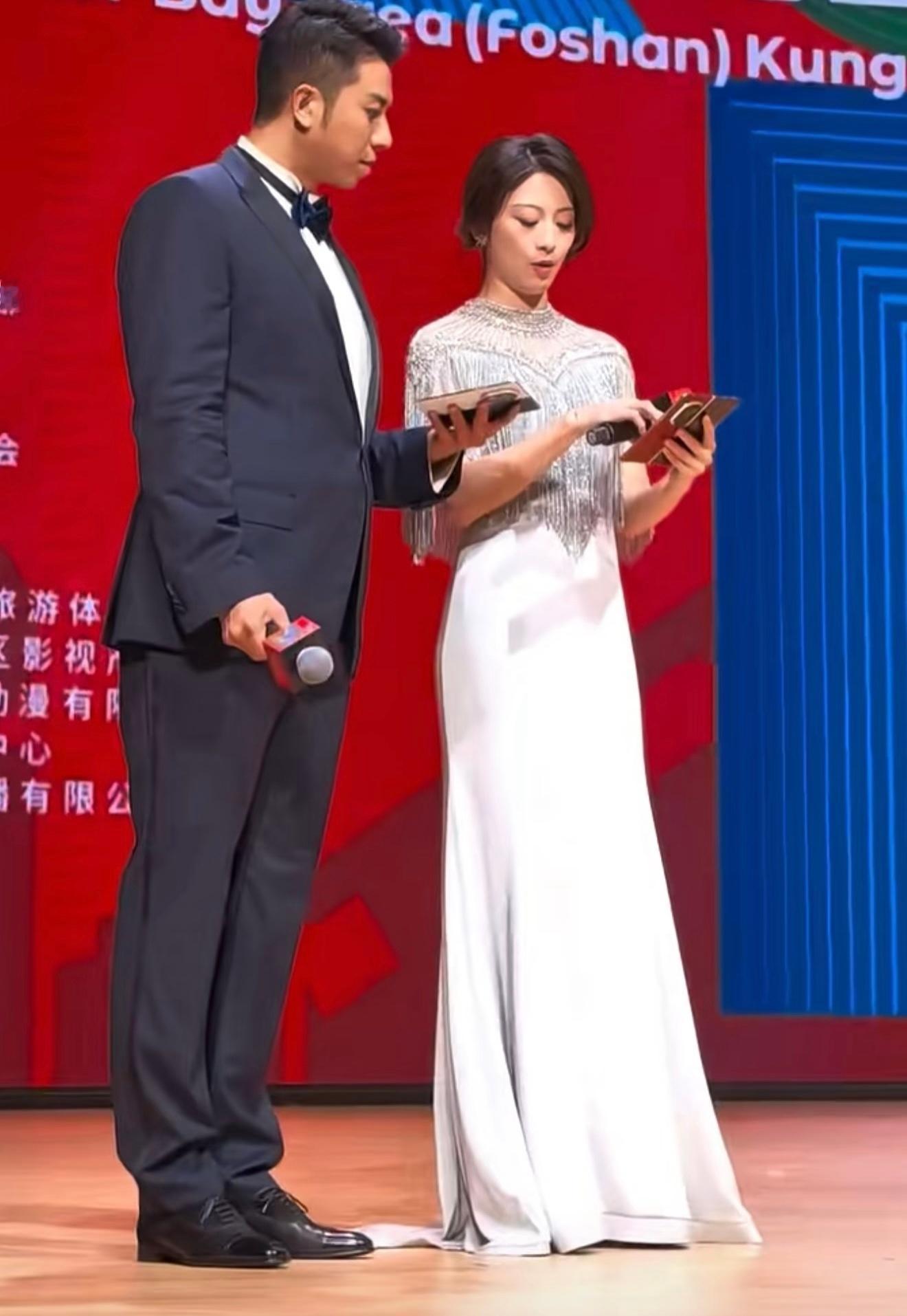 没有手卡的主持人，现在都流行拿MateX7当手卡，城里人真会玩～我的鸿蒙体验可靠