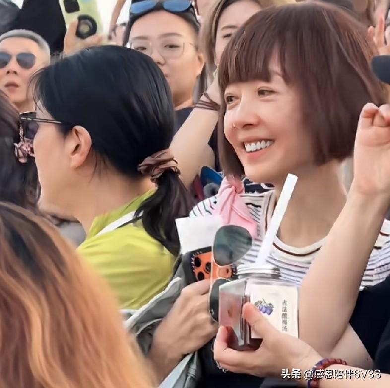 说实在的，谈及鲁豫的衣品，那可真是无可挑剔，稳稳处于娱乐圈的第一梯队。瞧瞧她最近