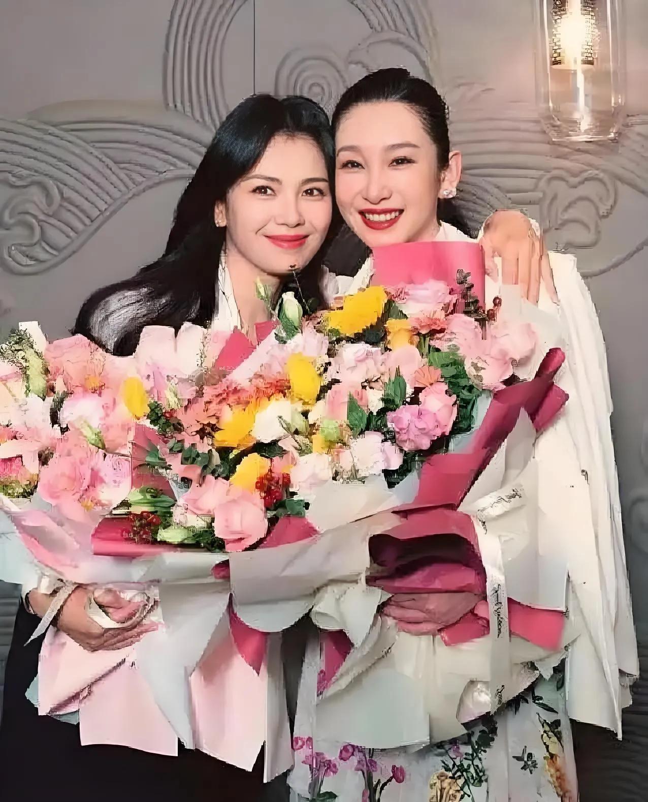8月11日，刘涛卡点晒出与秦海璐的亲密合照，为其庆祝47岁生日。照片里，两人笑容