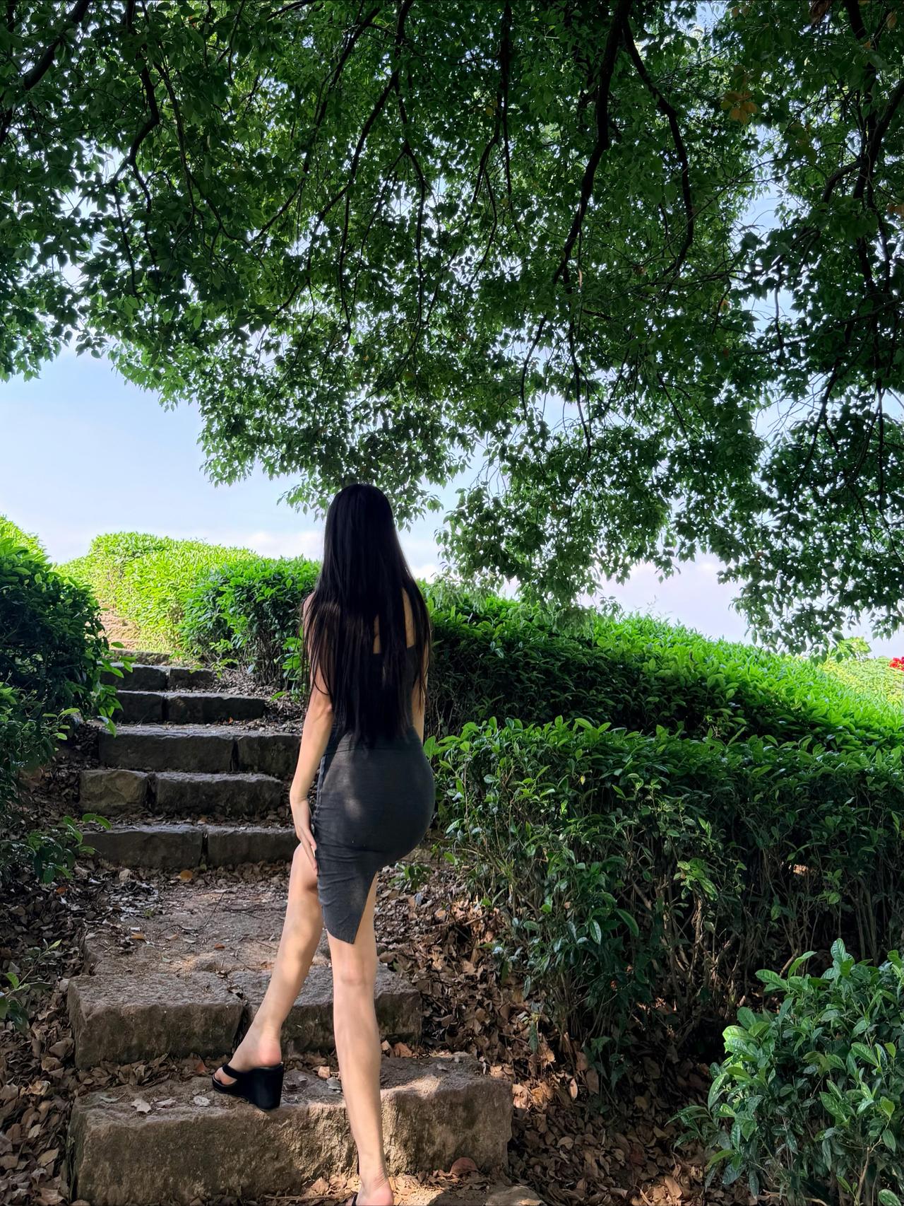 假如再也见不到你，
那就祝你快乐，
今天，明天，每天，
哪怕这份快乐与我无关。