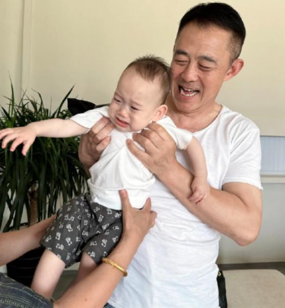 都说侯勇是最让人看不透的男人，58岁三婚得子，娇妻在侧，可他这换老婆的速度，竟然