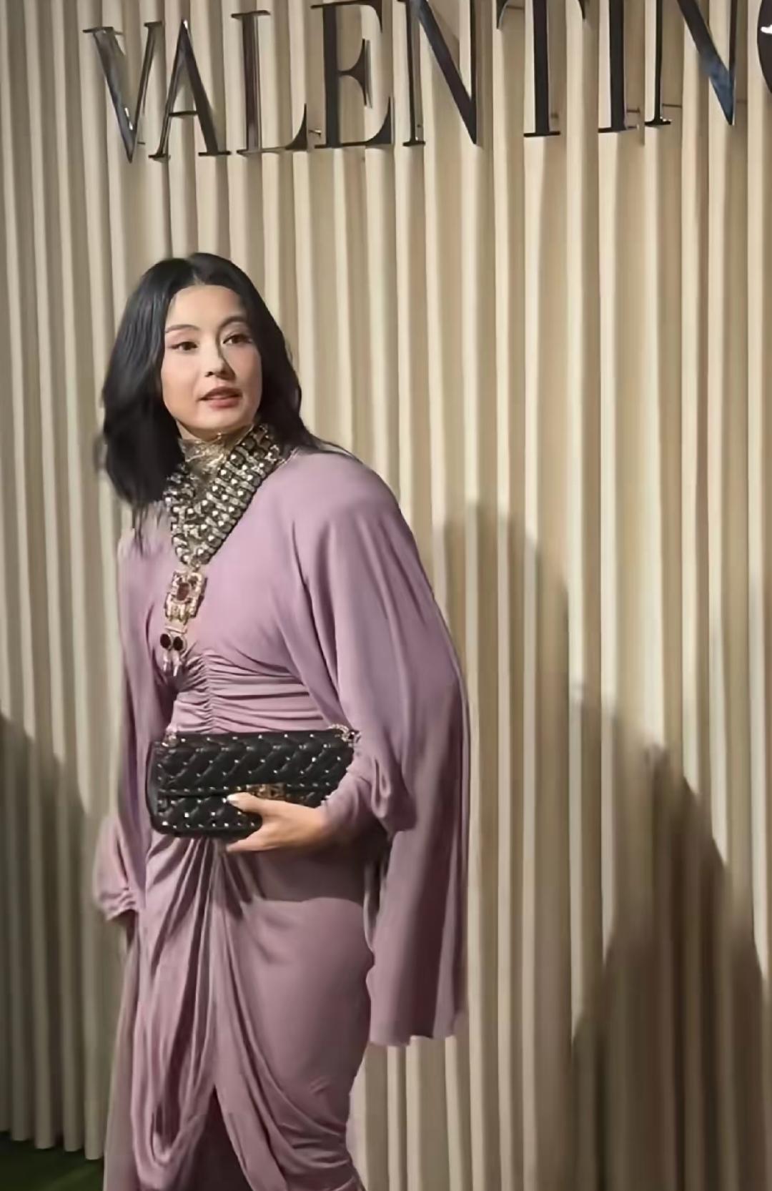 这么漂亮的女明星让这个品牌给捯饬成啥样了？
说实话我第一眼竟没看出是她，本来她身