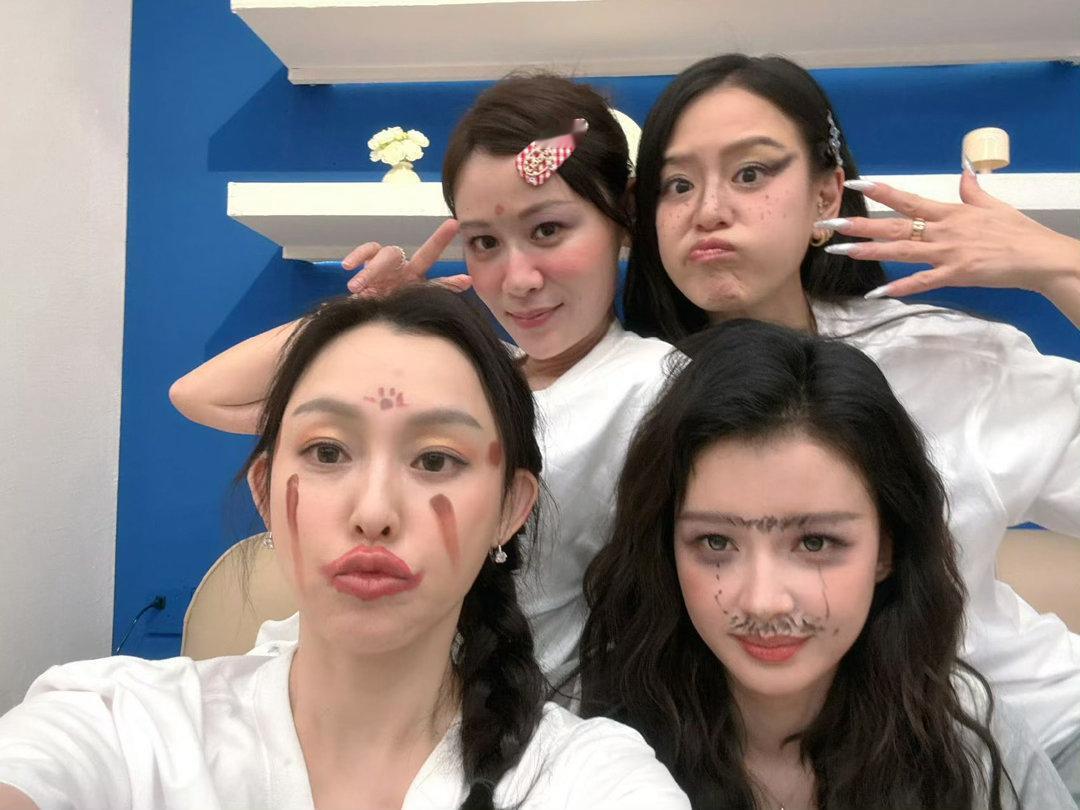 孙怡给叶一茜化媒婆妆 孙怡说给叶一茜化的妆像王菲 二公直播欢乐氛围感拉满！孙怡给