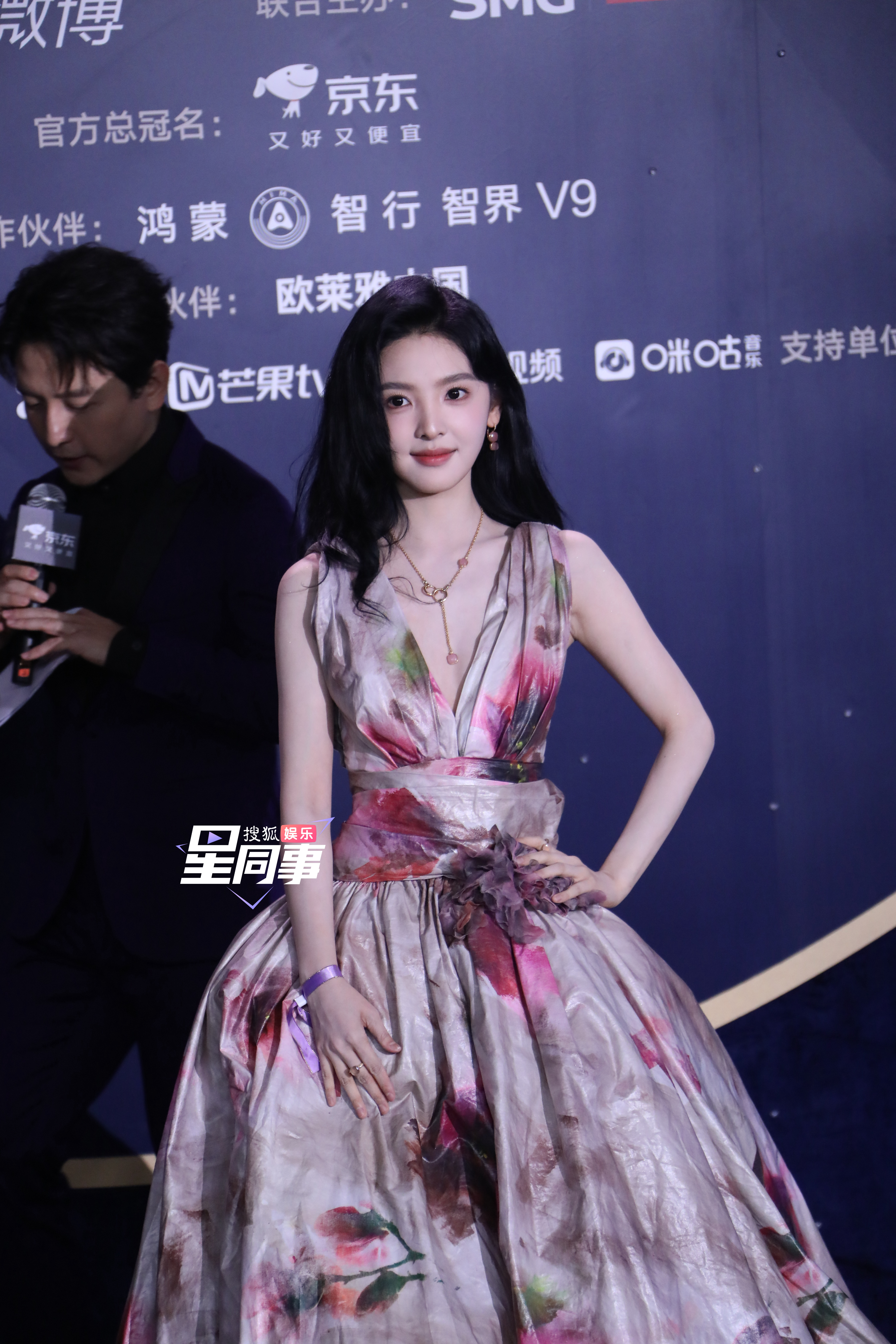 微博电影之夜的 完全是油画里的小公主一身水彩花卉晕染蓬松缎面裙摆，像打翻了仲夏夜