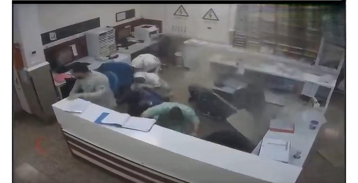 外媒公布的最新监控录像显示，3月1日，美国/以色列空袭了伊朗首都德黑兰北部哈塔姆