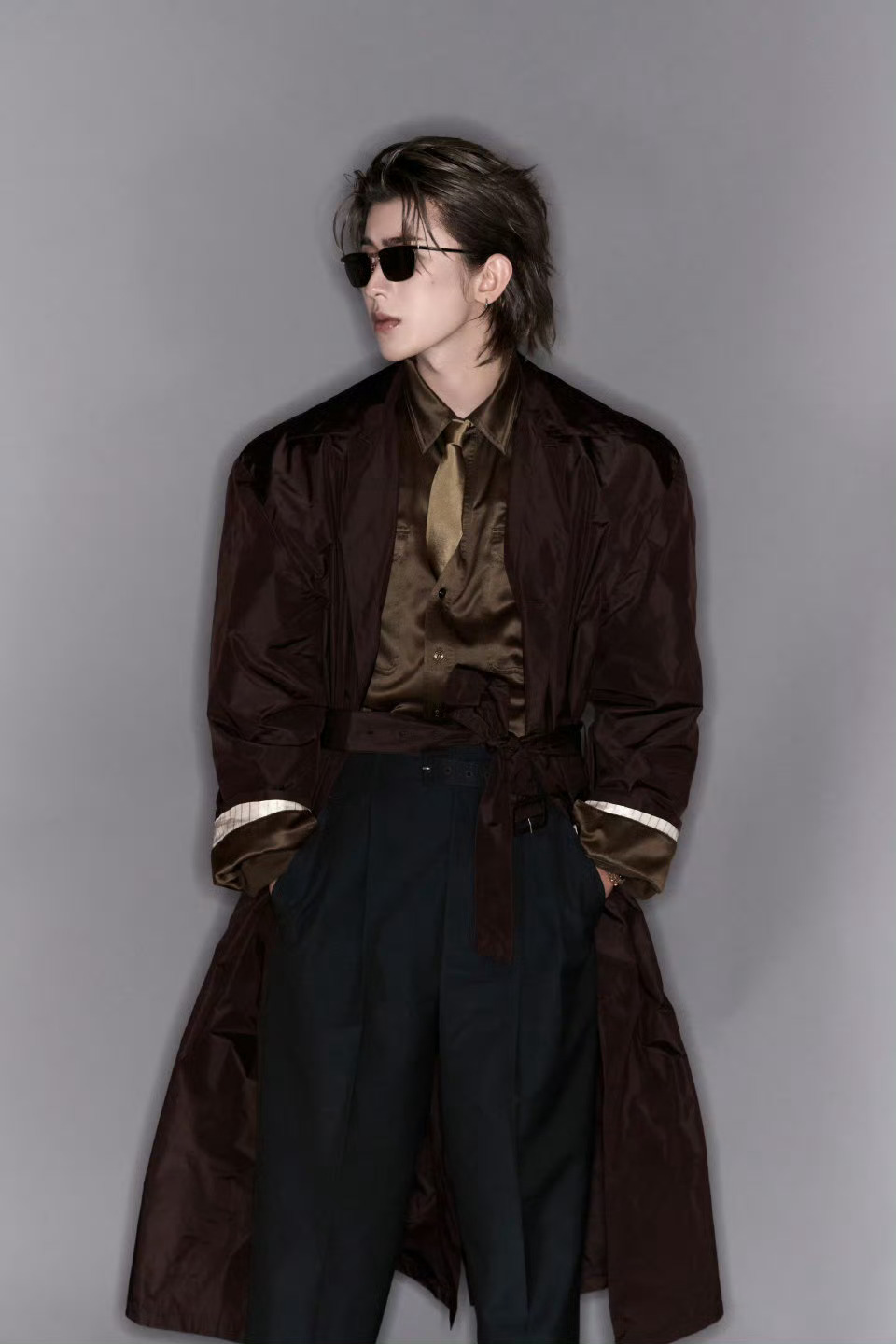 蔡徐坤惊喜亮相美版GQ MOTY 30周年刊红毯造型更是演绎了YSL 2026夏