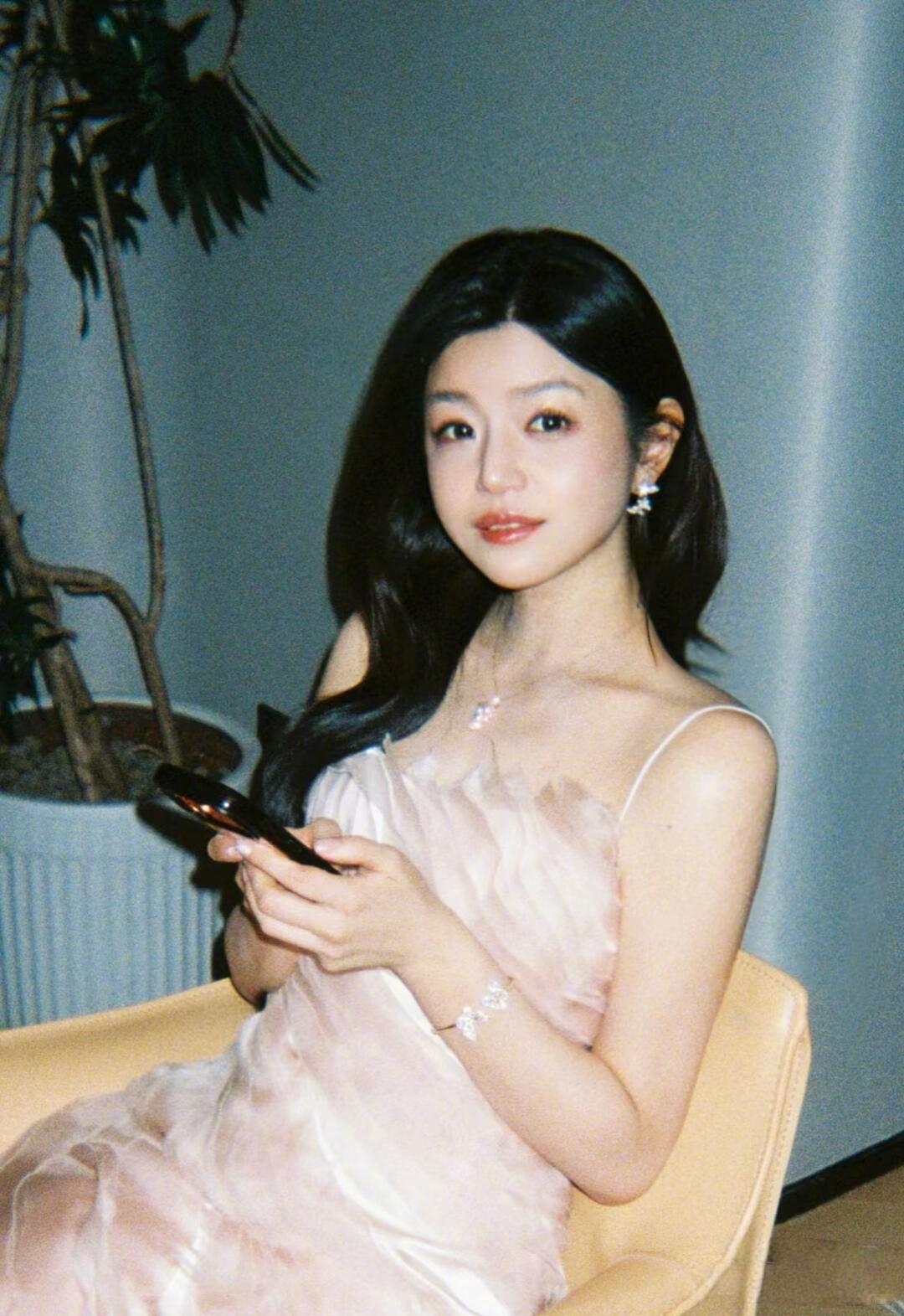 陈妍希 年纪带给女性的不只老而已 亲自为剧中三对 CP 创作蝴蝶油画，还暗藏剧情