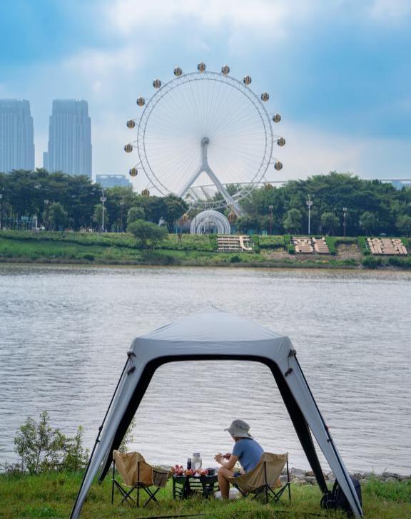 拥抱新城摩天轮🎡干杯🥂冰镇鲜榨石榴汁
2025年东平新城新地标——无名摩天轮