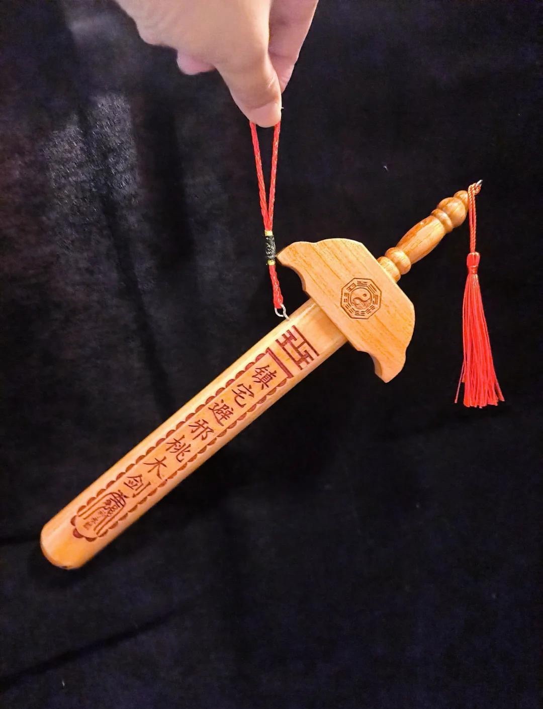 晕，一堆人跑后台要桃木剑，现在年轻人都这么迷信？我没这玩意儿，你们自己网上买，不