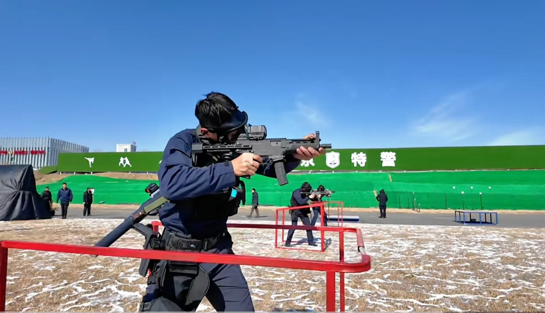 2026阿联酋特警挑战赛中国中国B队的其中一名参赛队员，这宣传图里手里拿的171